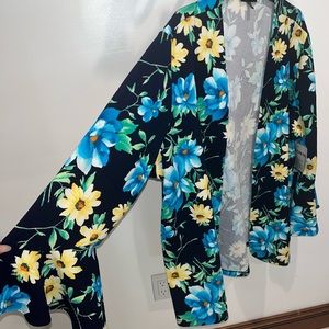 Flower blouse 🩵 with flowy wrists